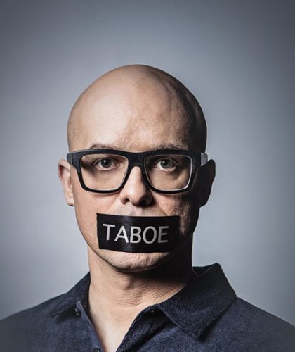 Portret van man met tape over de mond, op tape staat "taboe"