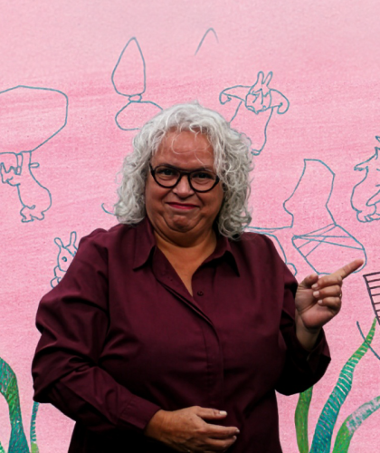 Vrouw wijst naar illustraties van kinderboeken