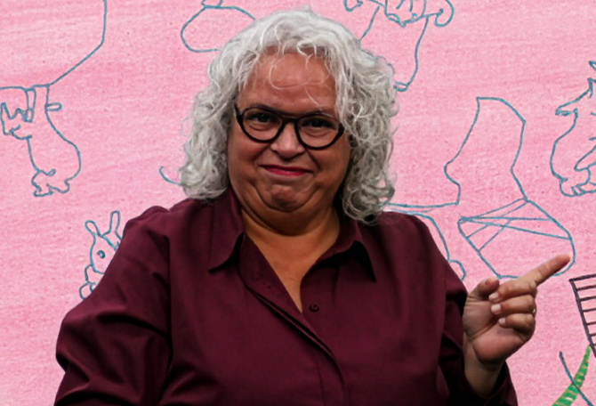 Vrouw wijst naar illustraties van kinderboeken