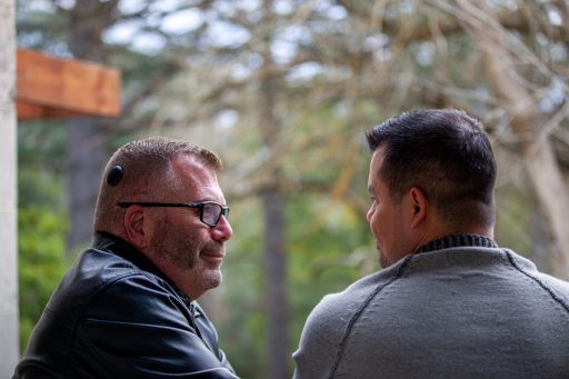 Man met CI kijkt naar andere man