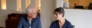Oudere man en vrouw kijken elkaar aan