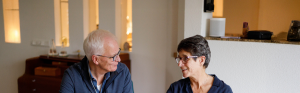 Oudere man en vrouw kijken elkaar aan