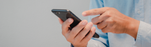 Hand houd telefoon vast, andere hand wijst naar telefoon