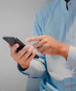 Hand houd telefoon vast, andere hand wijst naar telefoon