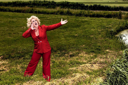 Karin bloemen staat in een grasveld te roepen