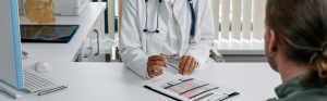 Onderzoek resultaten liggen op een bureau bij een dokter