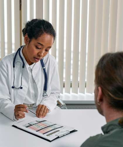 Dokter kijkt naar onderzoek resultaten