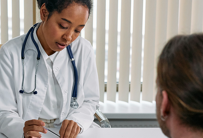 Dokter kijkt naar onderzoek resultaten