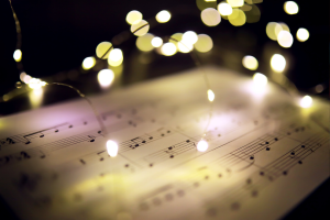 Bladmuziek met kerstlichtjes