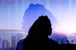 Donkere silhouette van een vrouw, op de achtergrond een stadszicht
