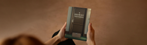 twee handen houden het boek ongewenst postadres vast