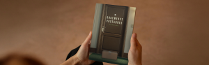 twee handen houden het boek ongewenst postadres vast