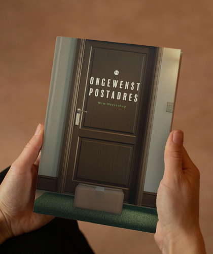 twee handen houden het boek ongewenst postadres vast