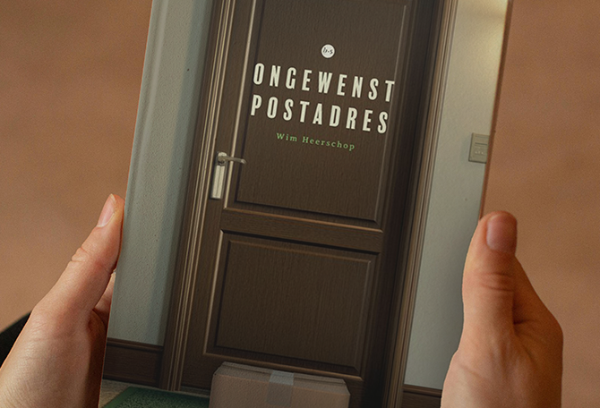 twee handen houden het boek ongewenst postadres vast