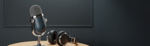 podcast microfoon op tafel met koptelefoon