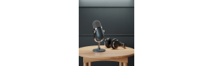 podcast microfoon op tafel met koptelefoon