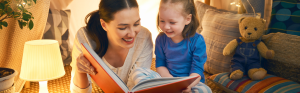 Vrouw leest boek samen met kind