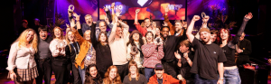 Groep blije mensen die juichen