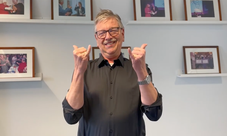 Man die het gebaar voor Ja maakt met beide handen