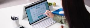 hand wijst naar ipad scherm met survey open