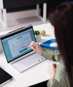 hand wijst naar ipad scherm met survey open