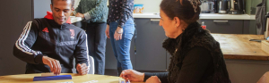 twee mensen spelen een spel aan tafe