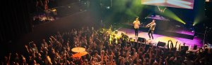Finse dove rapper Signmark staat op podium voor groot publiek