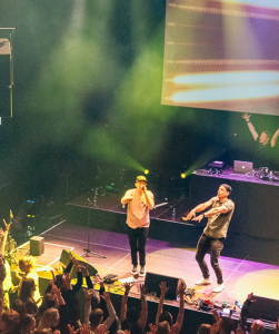 Finse dove rapper Signmark staat op podium voor groot publiek
