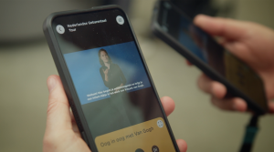 Mobiel in hand met daarom de video tour in NGT van het van gogh museum