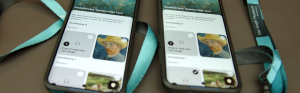 Twee mobiele telefoons met daarin uitleg over schilderijen van Vincent van Gogh tijdens een museum tour