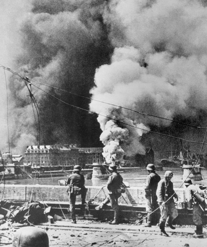 zwart wit foto van bombardement in rotterdam tijdens tweede wereldoorlog