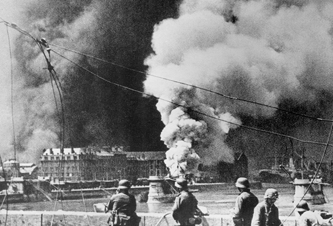 zwart wit foto van bombardement in rotterdam tijdens tweede wereldoorlog