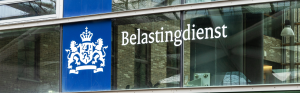 Voorkant van kantoor gebouw met belastingdienst logo