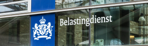 Voorkant van kantoor gebouw met belastingdienst logo