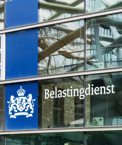 Voorkant van kantoor gebouw met belastingdienst logo