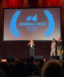Henrianne op podium bij deaffest