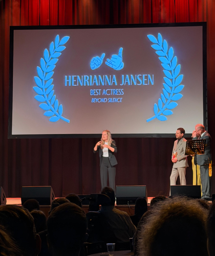 Henrianne op podium bij deaffest