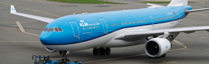 KLM vliegtuig dat rijd op een landingsbaan