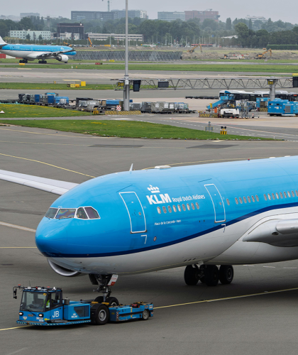 KLM vliegtuig dat rijd op een landingsbaan