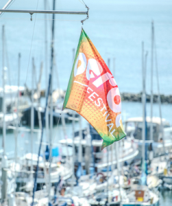 Wapperende vlag van Oerol in de haven van Terschelling