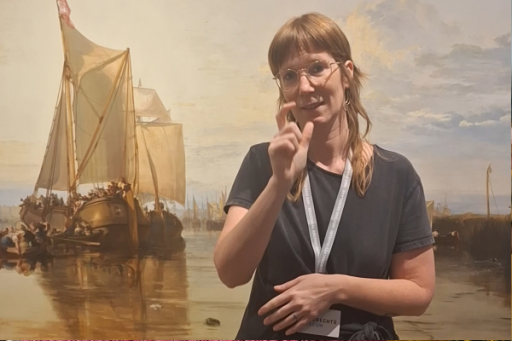 Foto van museumdocent voor schilderij