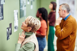 Bezoekers die naar kunst aan de muur kijken