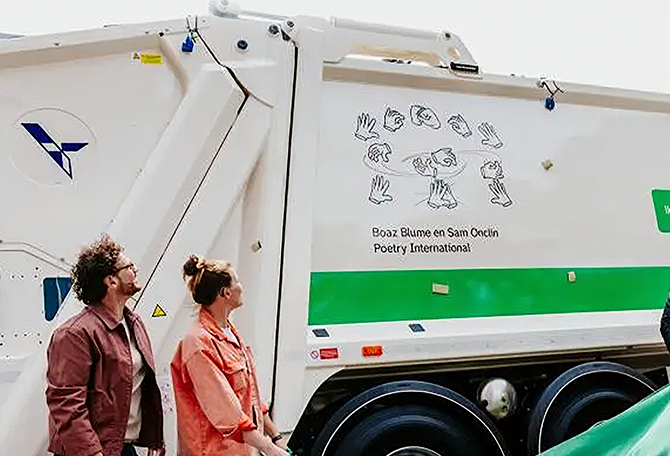 twee mensen naast vuilniswagen met gebaren
