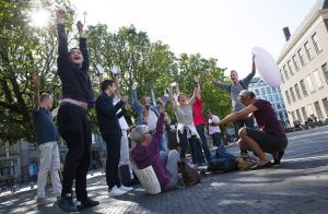 Groep juichende mensen