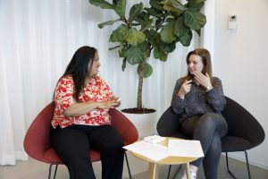 Imelda en collega in gesprek door middel van Speaksee