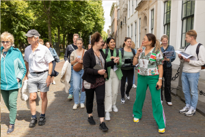 Foto van mensen die een rondleiding volgen