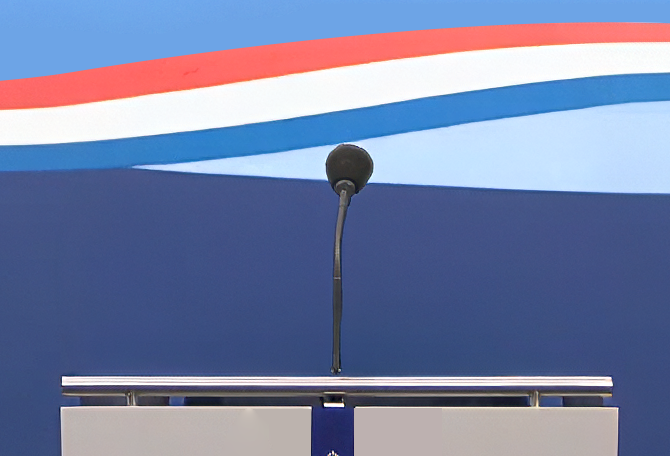 Persconferentie zaal met microfoon