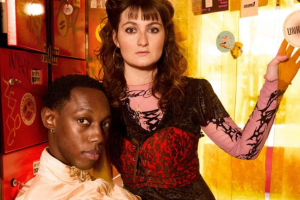 Twee acteurs van de voorstelling Time Machine.