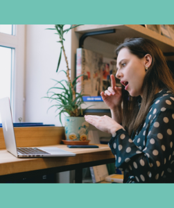Vrouw gebaart naar laptop