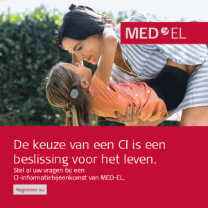 Moeder omhelst dochter met CI